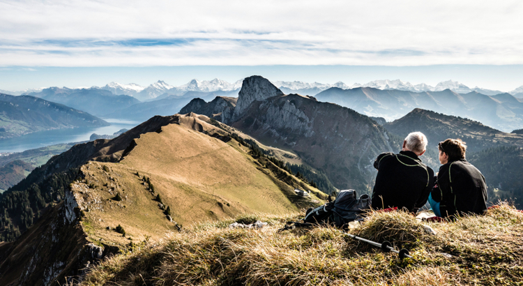 Schweiz Wandern berner Oberland Gipfelpanorama iStock Markus Thoenen